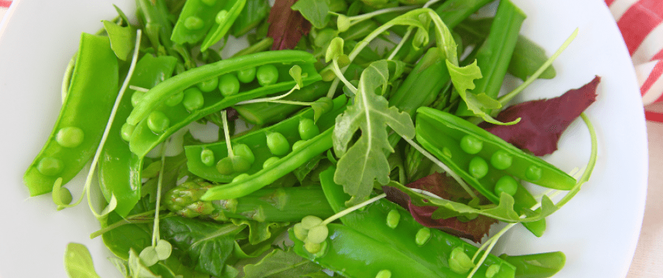 A close up of green peas and leaves